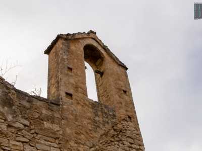 ...sulla quale si erge la vela del campanile privo della campana